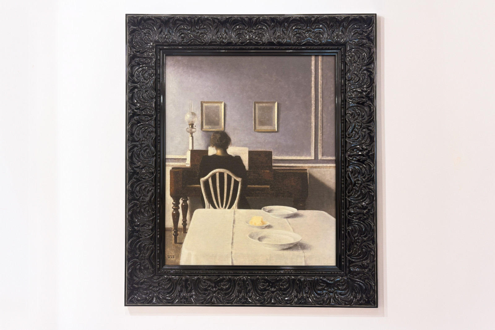 Interieur met jonge vrouw aan de piano - Vilhelm Hammershoi