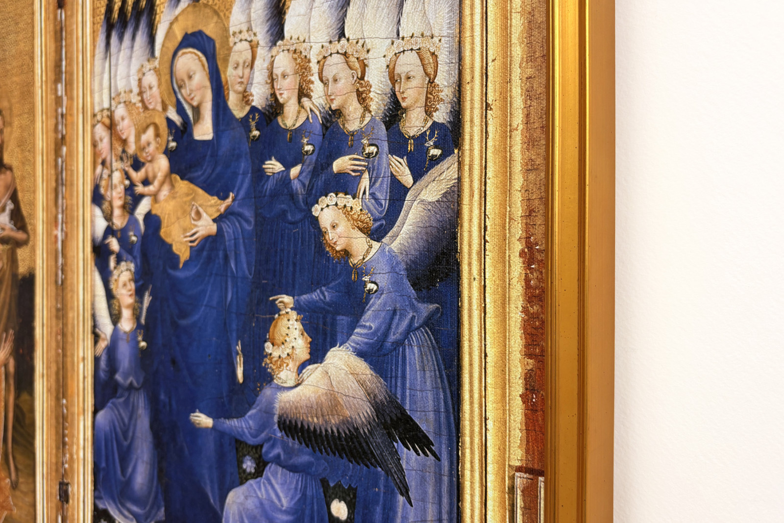 Richard II gepresenteerd aan de Maagd en het Kind door zijn patroonheilige Johannes de Doper en de heiligen Edward en Edmund, c.1395-99 - Master of the Wilton Diptych