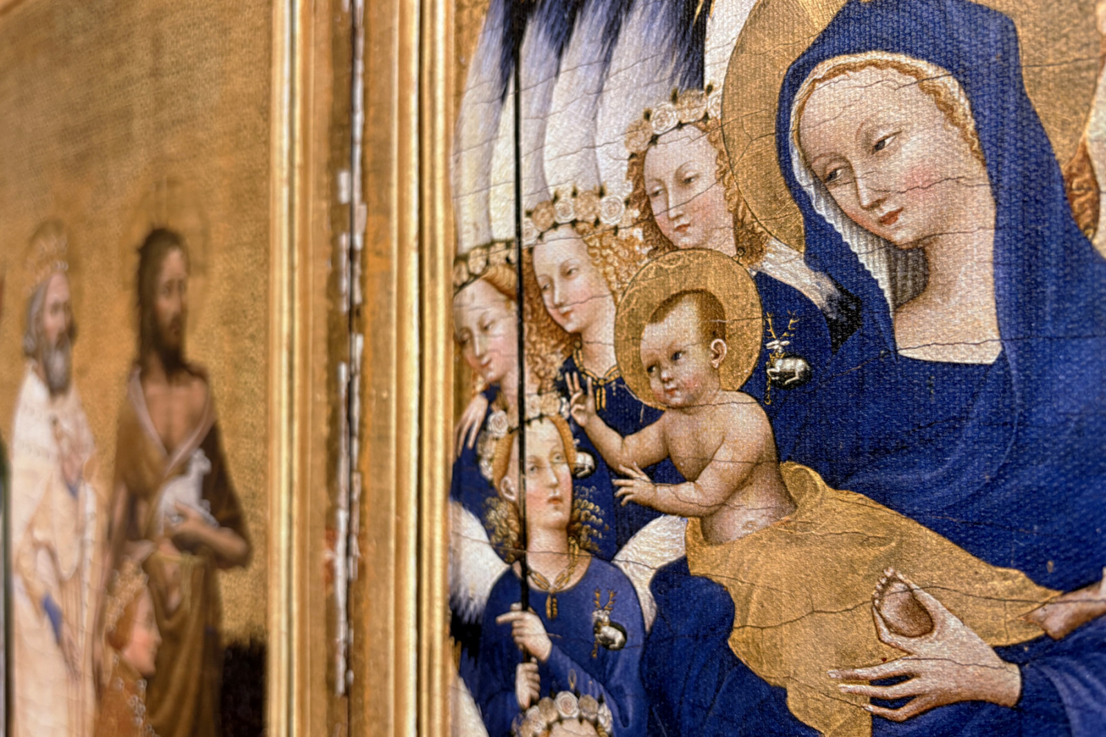 Richard II gepresenteerd aan de Maagd en het Kind door zijn patroonheilige Johannes de Doper en de heiligen Edward en Edmund, c.1395-99 - Master of the Wilton Diptych