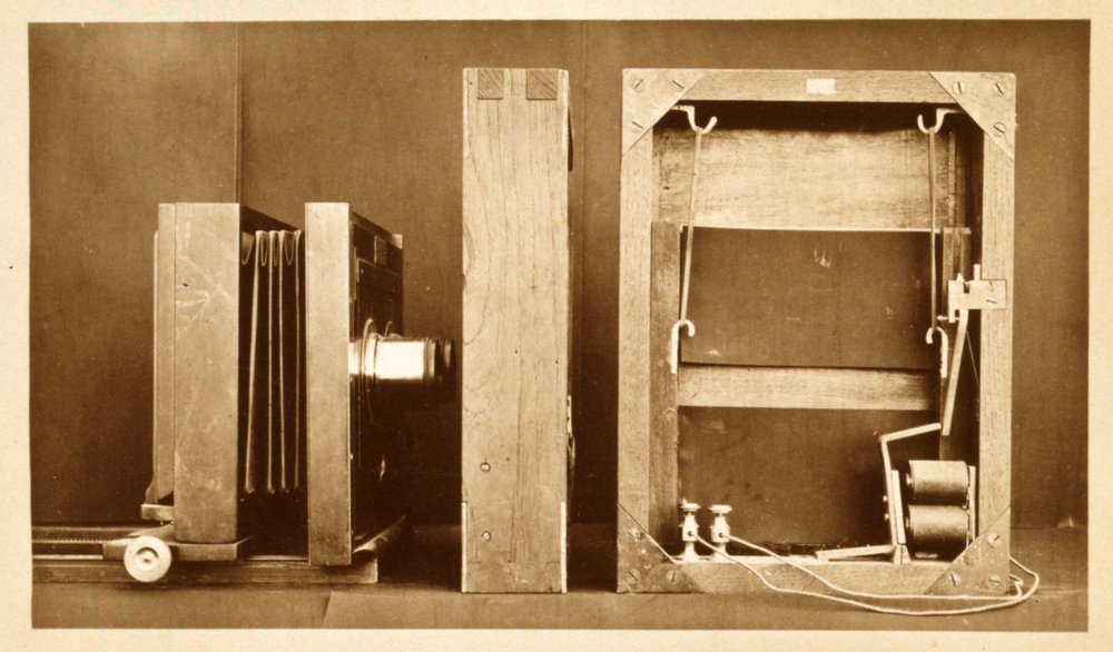 Camera en achterkant van elektro-sluiter gebruikt door Eadweard Muybridge voor zijn 