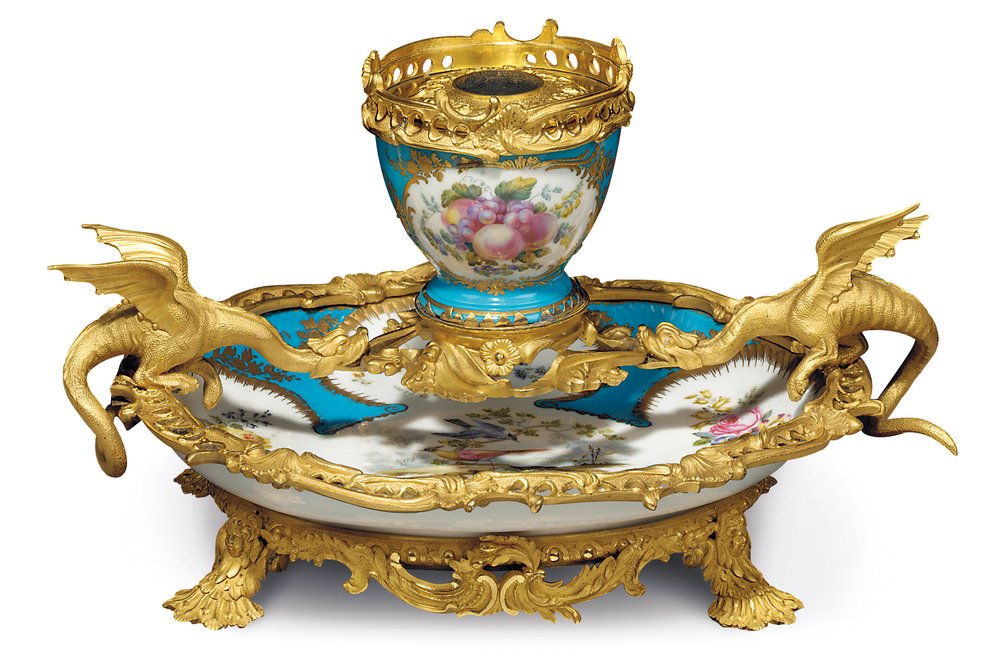 Een William IV Sevres-stijl turquoise grond encrier, porselein waarschijnlijk 18e eeuw, verguld c.1835-40 door Edward Holmes Baldock