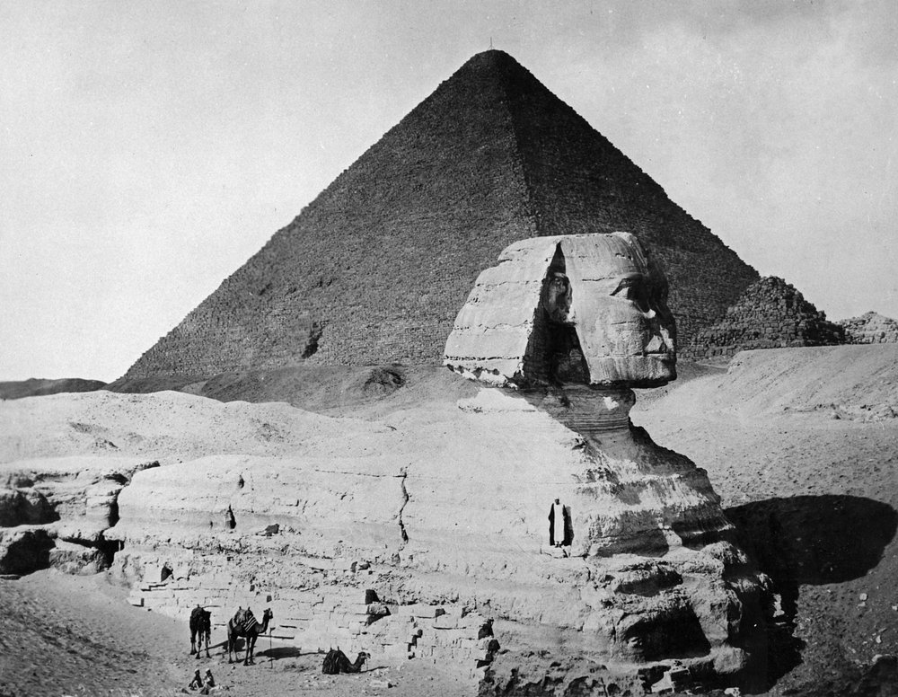 De Sfinx en de piramide van Cheops - De Grote Piramide, ca. 1904-05 door English Photographer