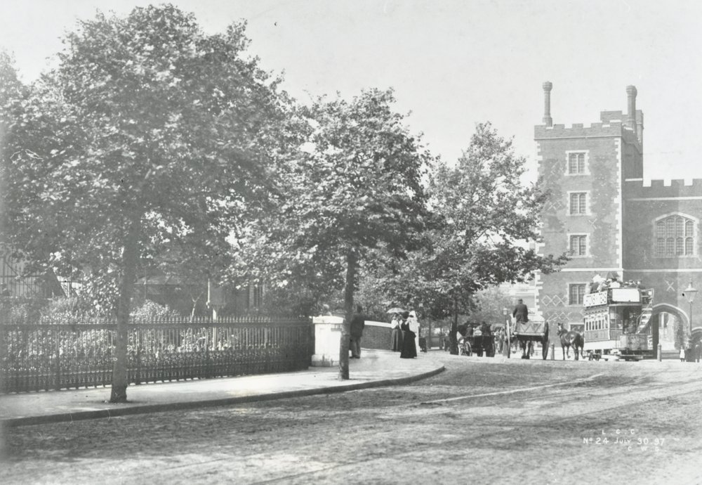 Lambeth Brug: toegangsweg met Lambeth Paleis op de achtergrond, 1897 door English Photographer