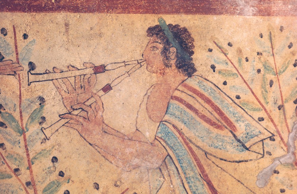 Etruskische kunst: een fluitspeler. Detail van een fresco in het Graf van de Luipaarden, in de necropolis van Monterozzi, Italië, begin 5e eeuw v.Chr. door Etruscan