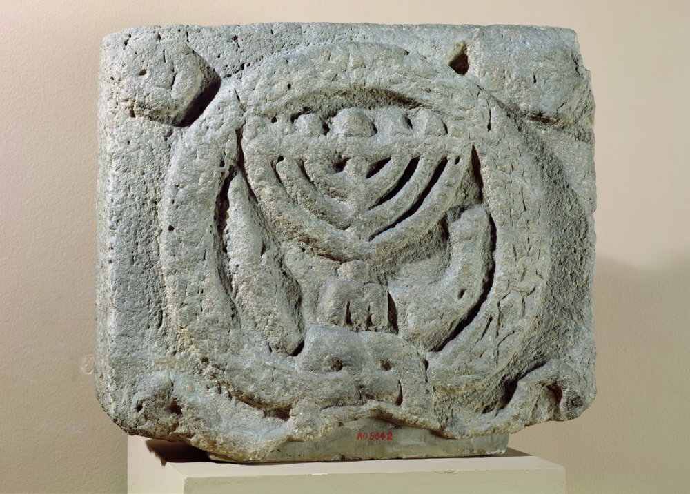 Reliëf met een menorah, uit Umm Qeis (Oud Gadara) Jordanië door Jewish School