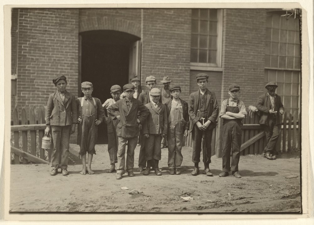 [Molenarbeiders buiten de fabriek, Massachusetts]. door Lewis W. Hine