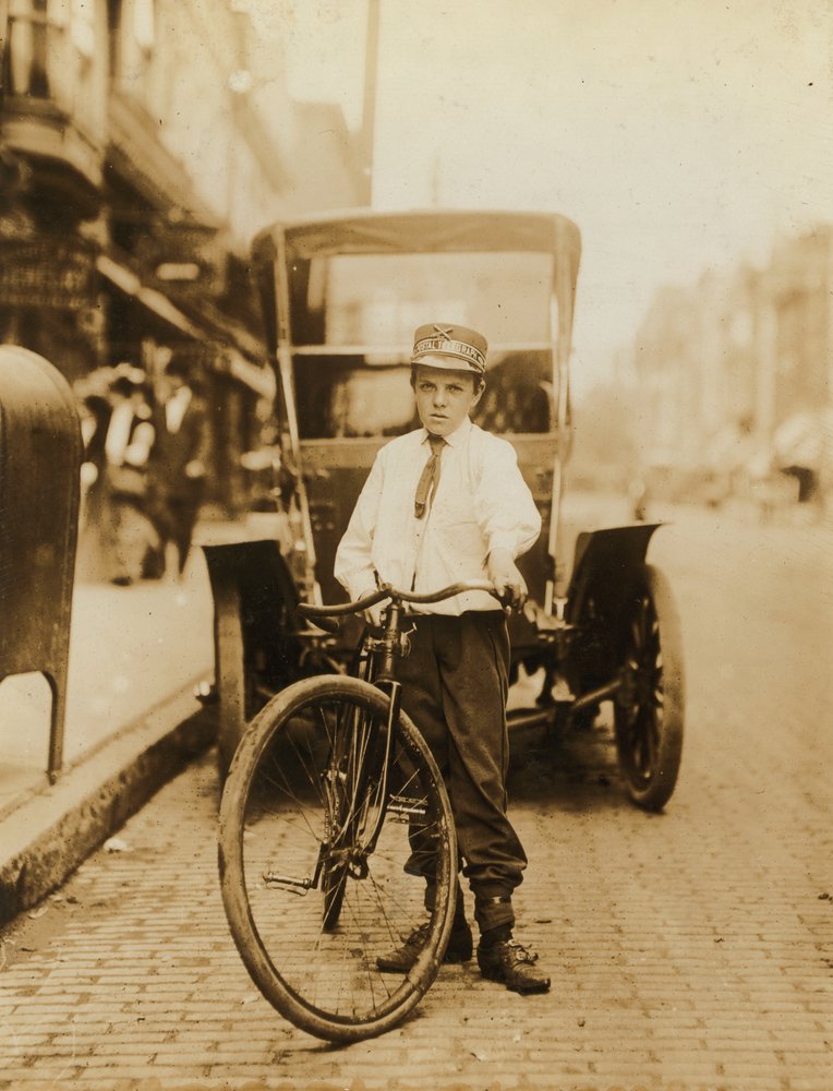 Jonge tienerjongen werkt als boodschapper bij Postal Telegraph Company, Wilmington, Delaware, VS, ca. 1910 door Lewis Wickes Hine