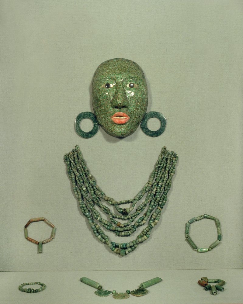 Funerair masker uit Calakmul met kraag en oorbellen, schiereiland Yucatán, Mexico, laatklassieke periode (600-900 n.Chr.) door Mayan