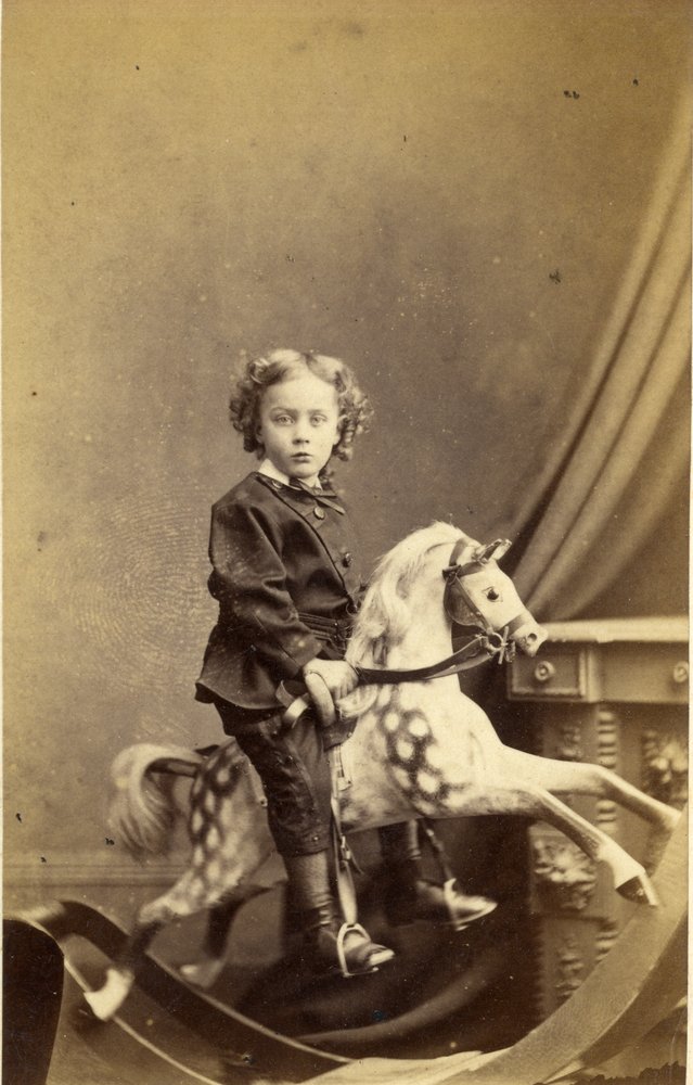 Jonge jongen zittend op een hobbelpaard, 1860s door Robert H. Preston
