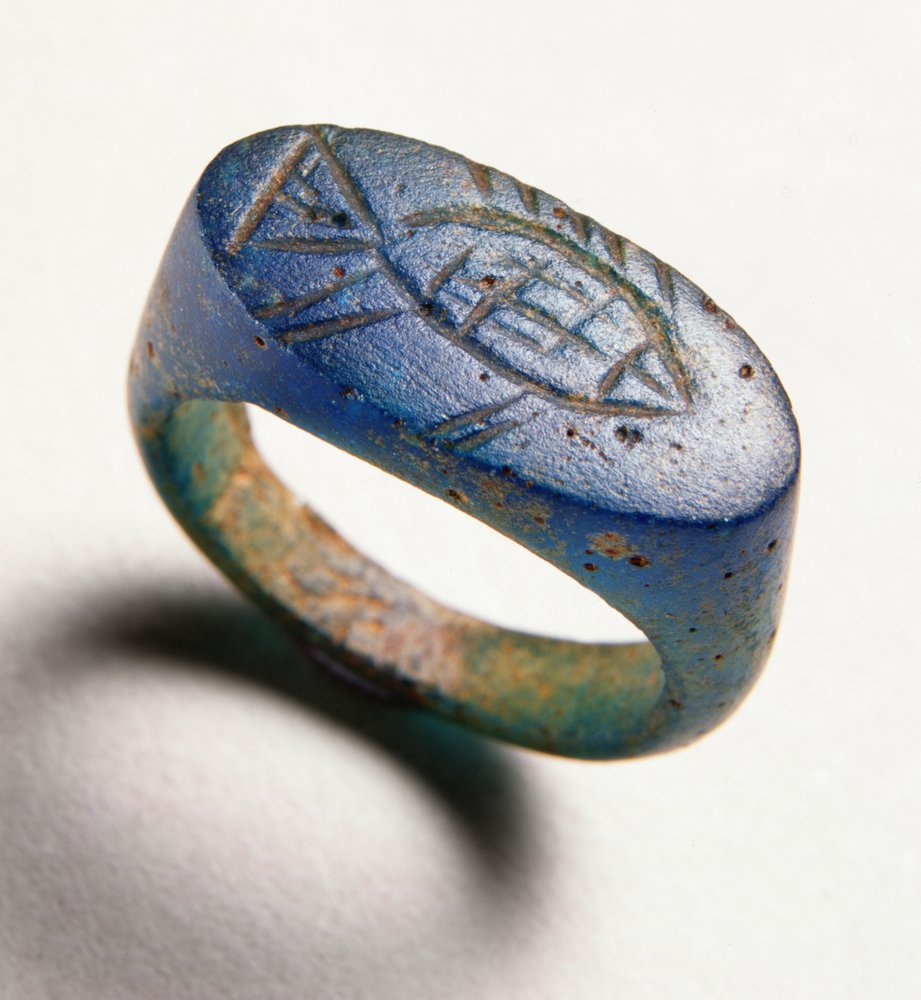 Vingerring met gegraveerde vis (blauw glas) door Roman Period Egyptian