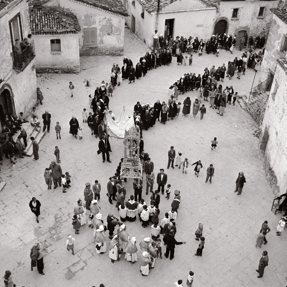 Processie van Geselaars, Albano di Lucania, Potenza, Basilicata, Italië (zw/w foto) door Unbekannt