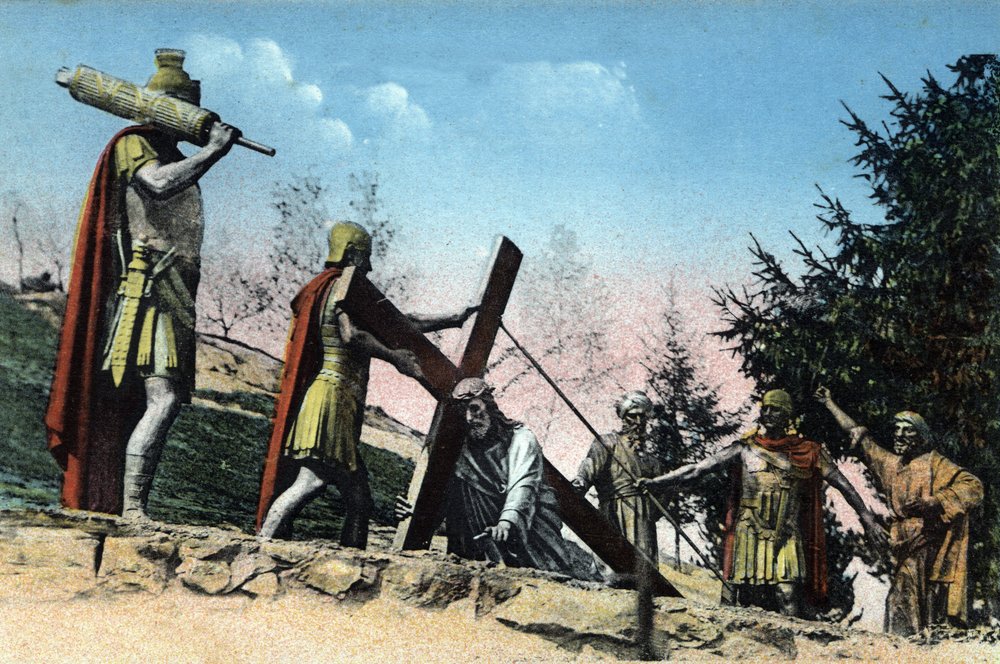 De Calvarieberg van Lourdes (kruisweg) (het kruis dragen): III Statie - Jezus valt onder het gewicht van zijn Kruis. door Unknown Artist