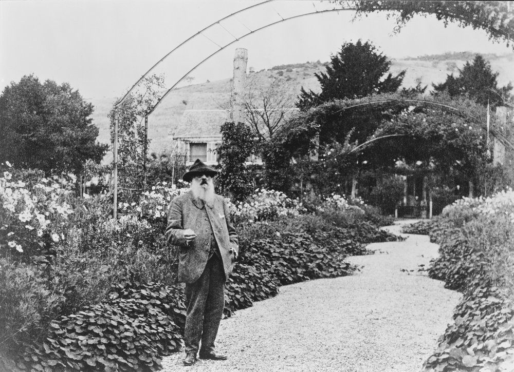 Claude Monet (1840-1926) in zijn tuin in Giverny, 1925 door French Photographer