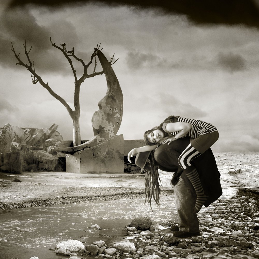 Op de rug door een surrealistisch landschap door Alejandra Baci