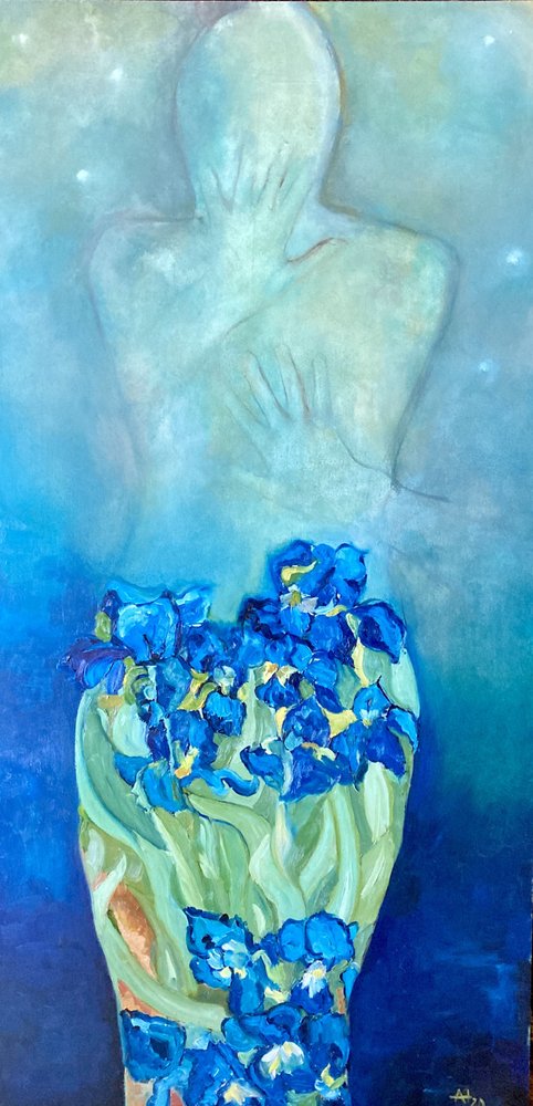 Etherische figuur met blauwe irissen door Alexandra Higgins
