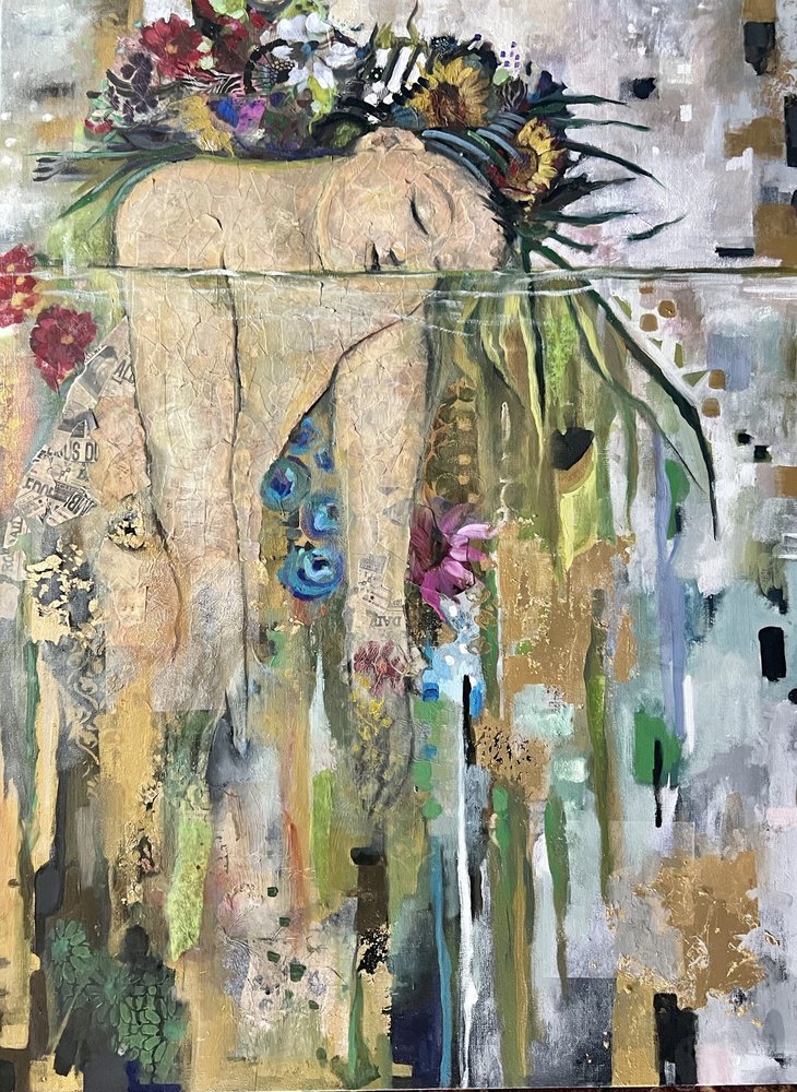 Zwevende bloemengodin door Alexandra Higgins