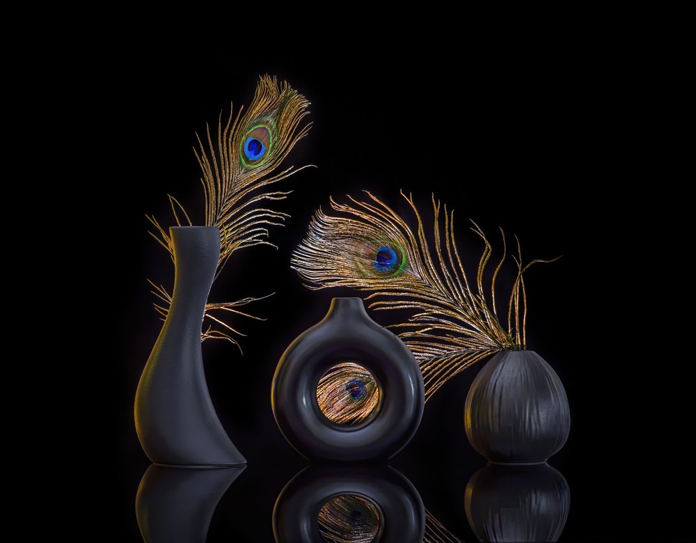 Elegant stilleven met een pauw door Alice Sheng