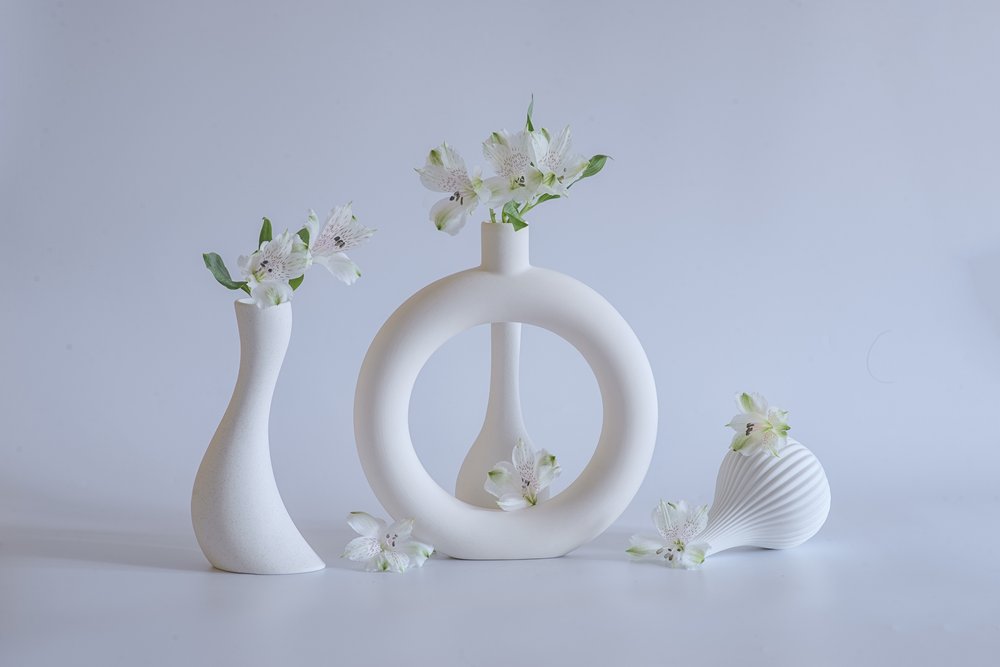 Elegante witte bloemenvazen door Alice Sheng