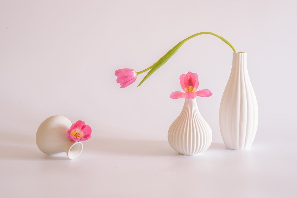 Roze tulpen in witte vazen door Alice Sheng