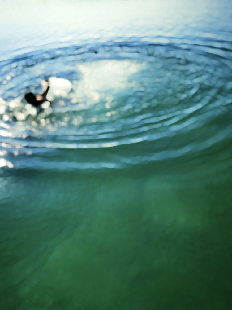 Surfer onder water door Angelo Cerantola