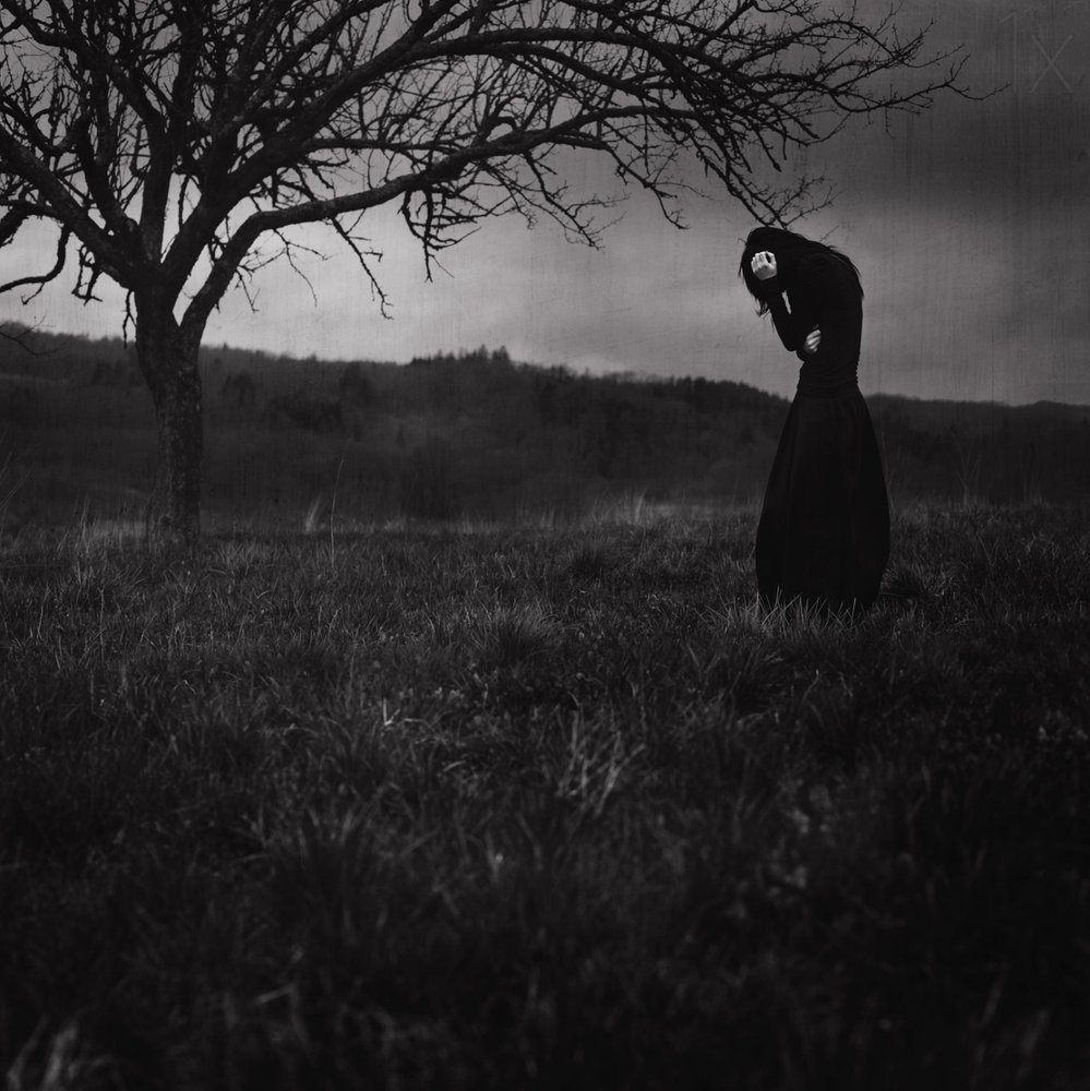 Treurige figuur in een donker landschap door Anja Matko