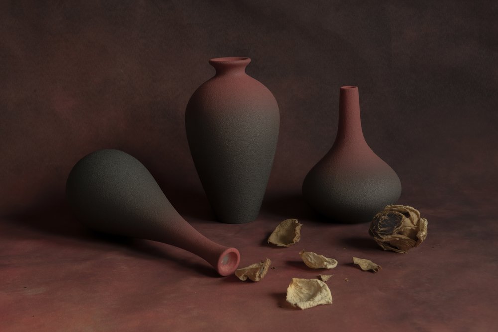 Elegant stilleven van aardewerk door Betty Liu