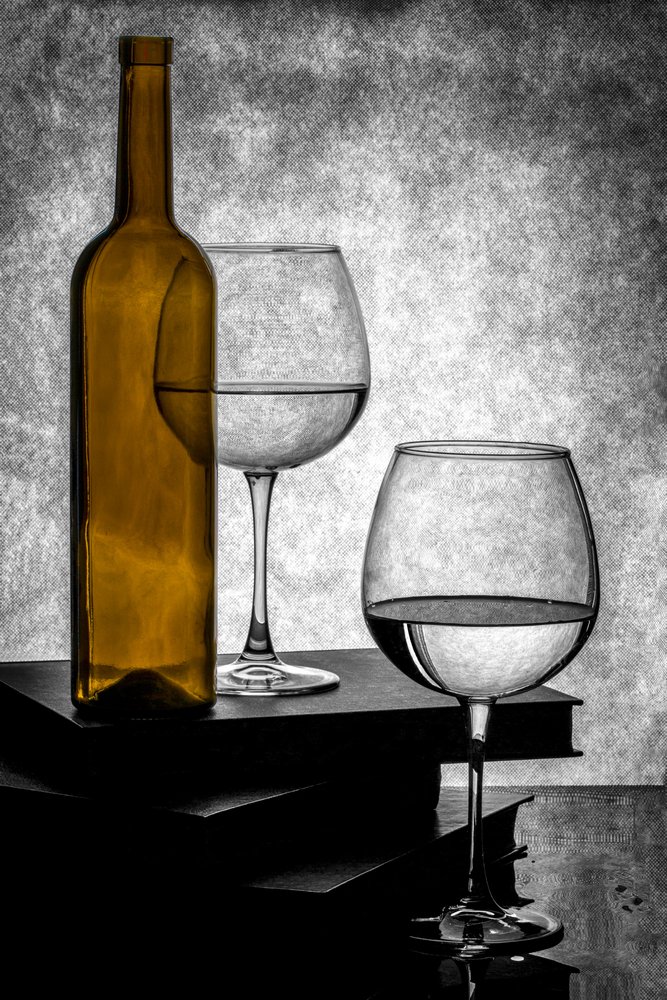 Stilleven met gouden fles door Brig Barkow