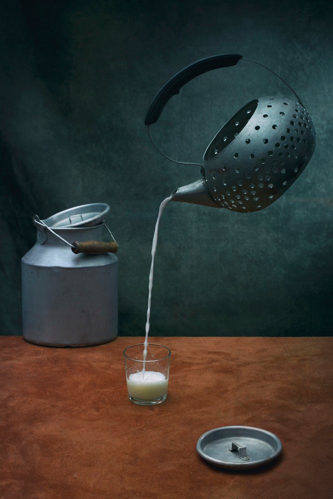Surrealistisch melk schenken door Brig Barkow