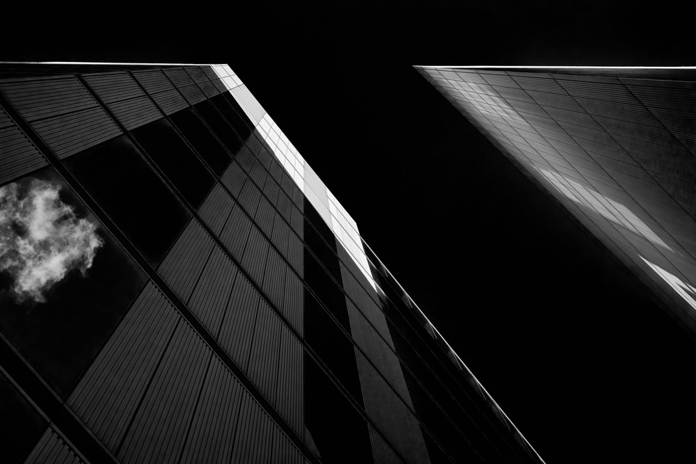 Reflecties op de moderne stad door Chris Hamilton