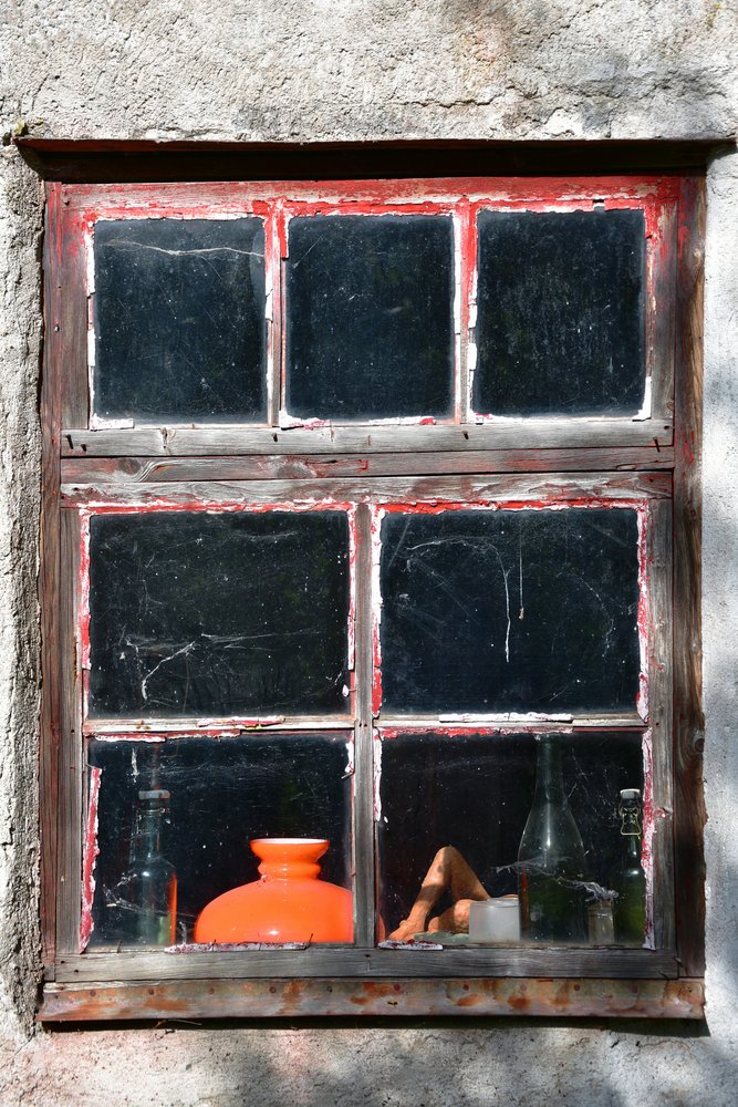 Rustiek rood raam door Christina Sillen
