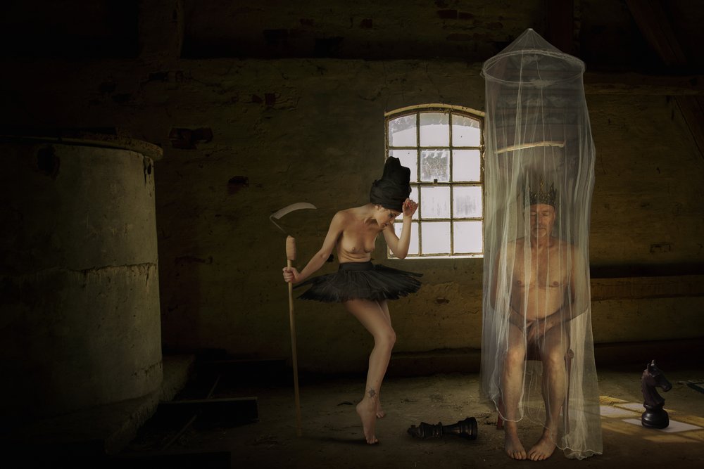 De donkere ballerina en schaken door Christine von Diepenbroek