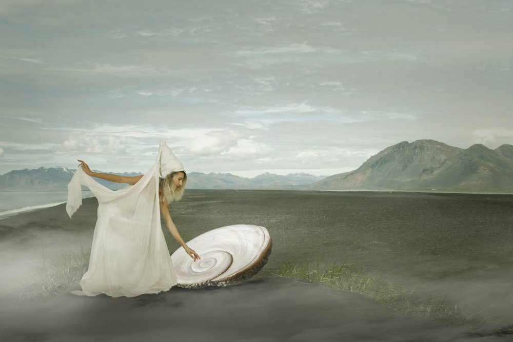 Mystieke vrouw en schelp door Christine von Diepenbroek