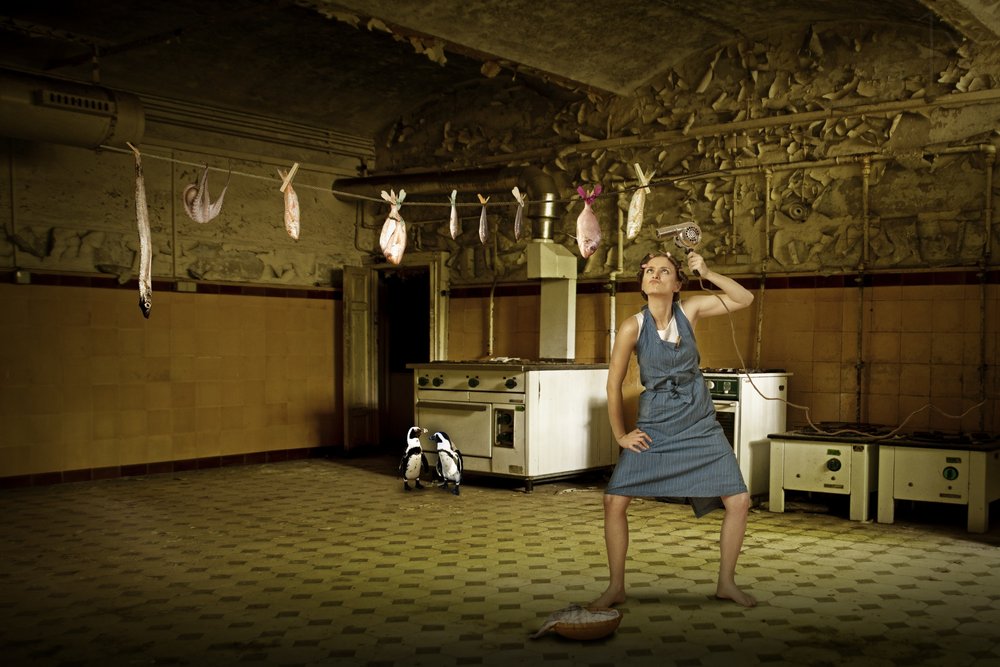 Een surrealistische culinaire scène door Christine von Diepenbroek