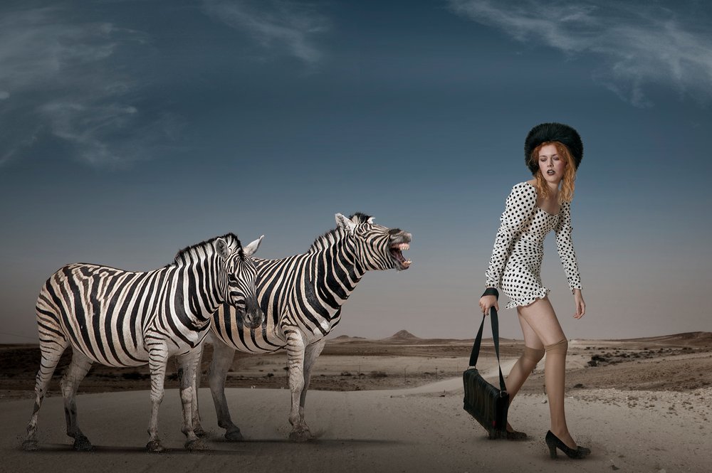 Surrealistische modescène in de woestijn door Christine von Diepenbroek