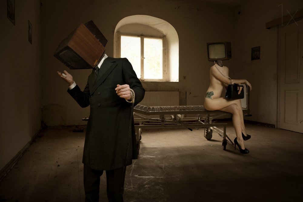 Surrealistische tv-hoofden door Christine von Diepenbroek
