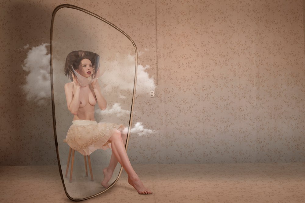 Vrouw in een wolkenbel door Christine von Diepenbroek