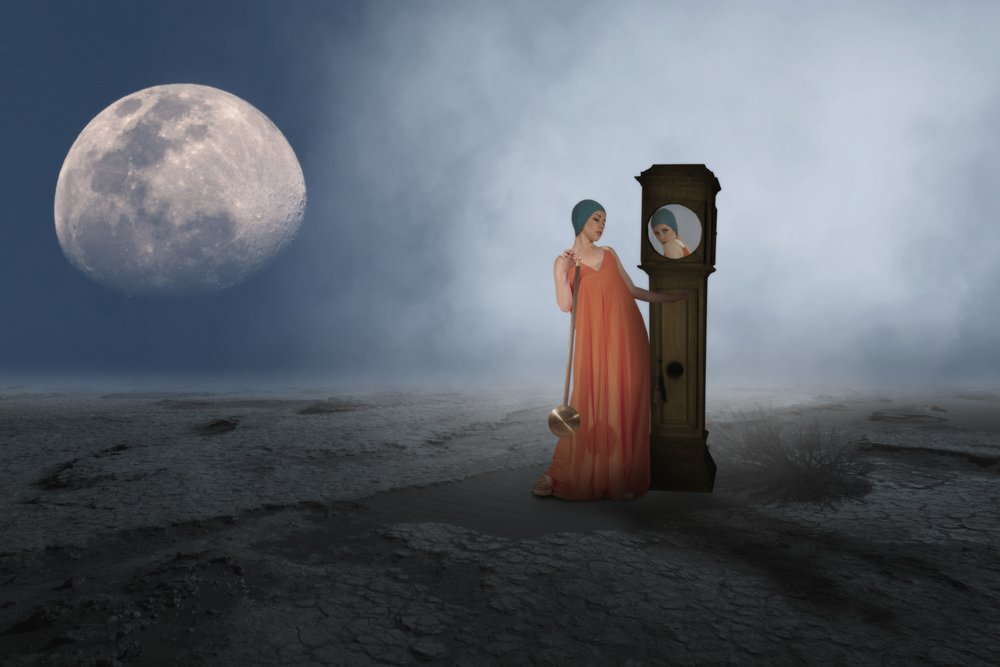Vrouw, maan, klok, reflectie door Christine von Diepenbroek