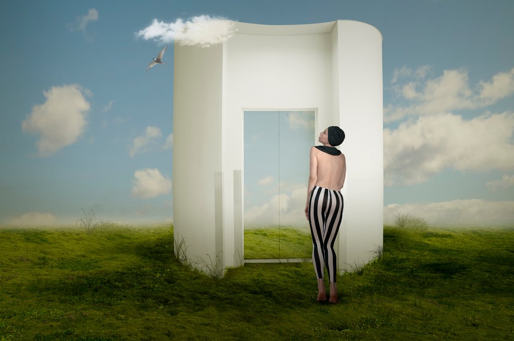 Vrouw bij een surrealistisch portaal door Christine von Diepenbroek