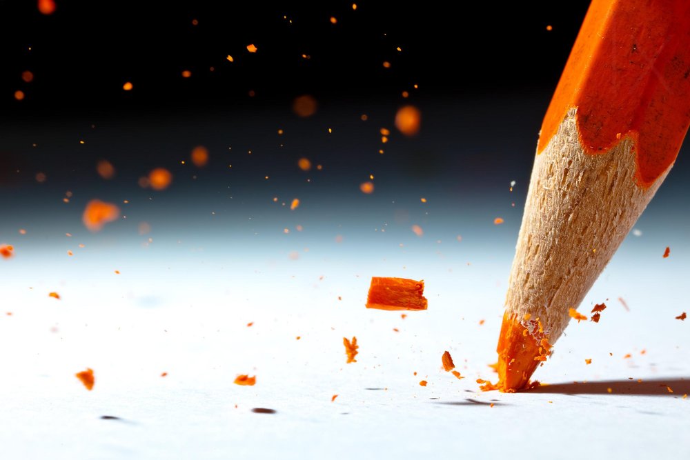 Het breken van een oranje potlood door Christophe Kiciak