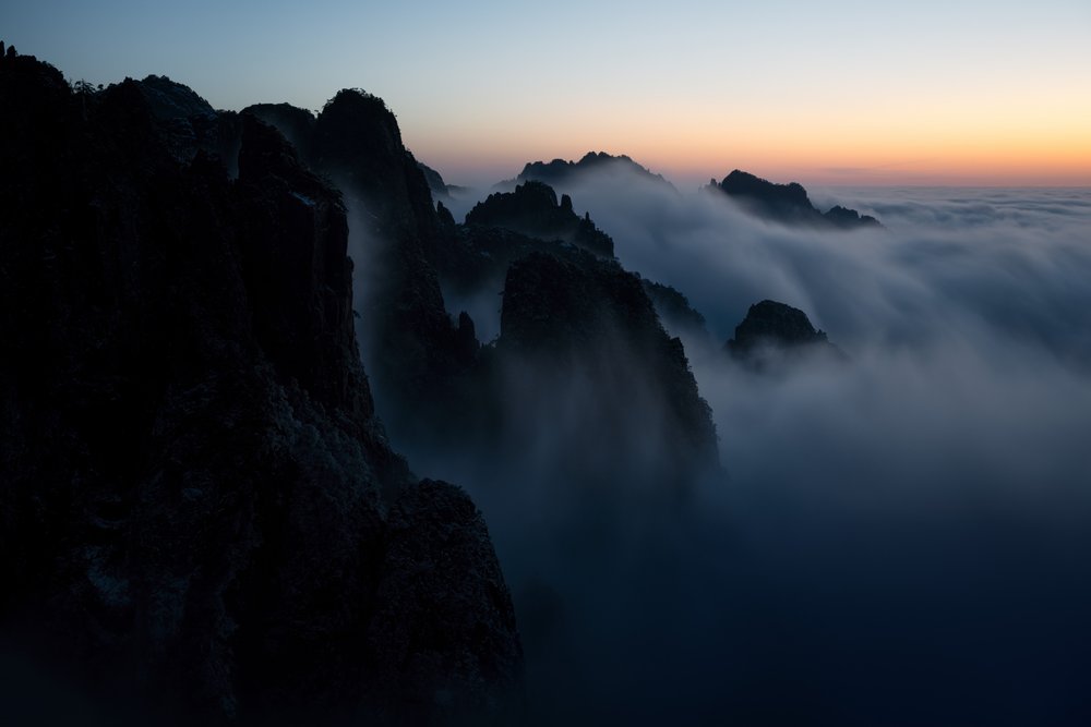 Mistige bergtoppen door Chuanxu Ren