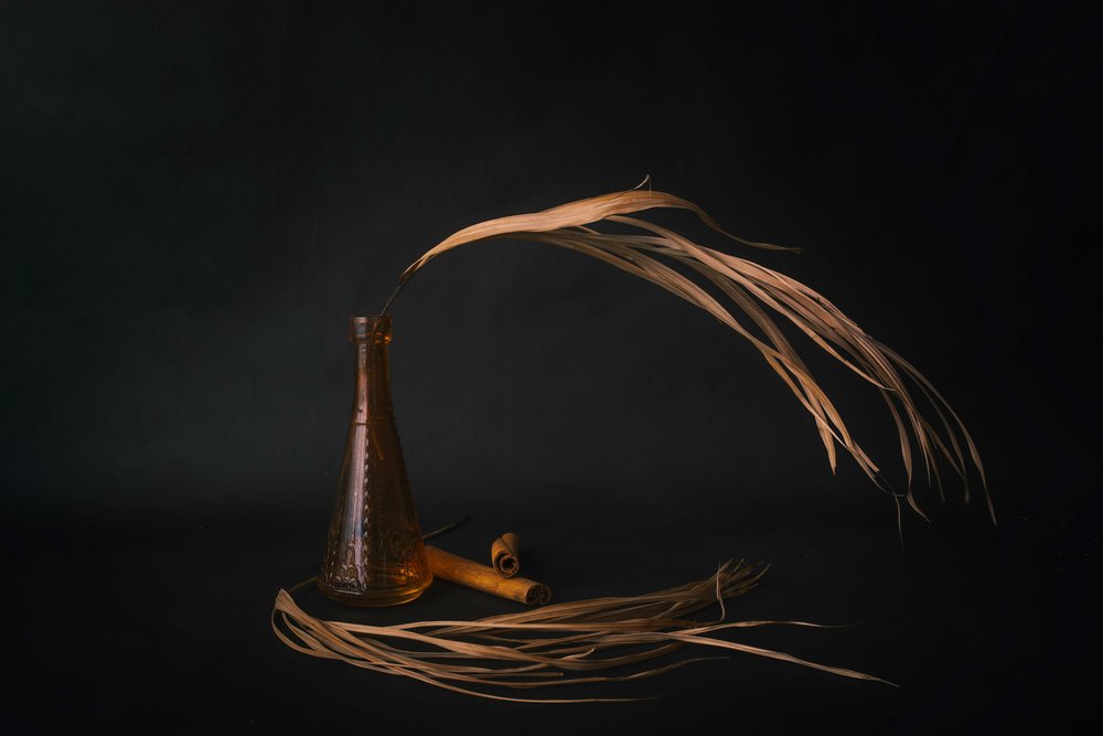 Gedroogde plantendelen in een amberkleurige fles door Cicek Kiral