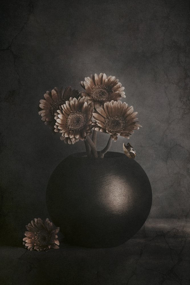 Donkere bloemen met een kikker door Cicek Kiral