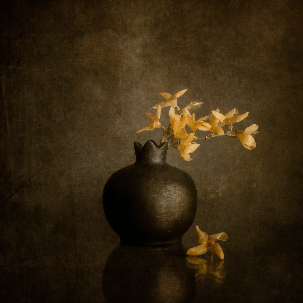 Golden Blossoms donkere vaas door Cicek Kiral