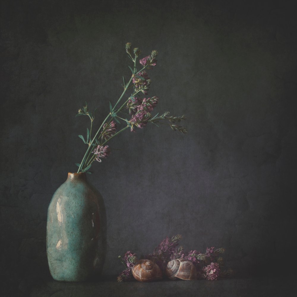 Stilleven met botanische motieven van Moody door Cicek Kiral