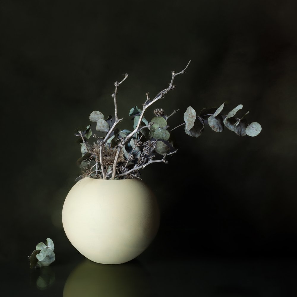 Rustige eucalyptusvaas door Cicek Kiral