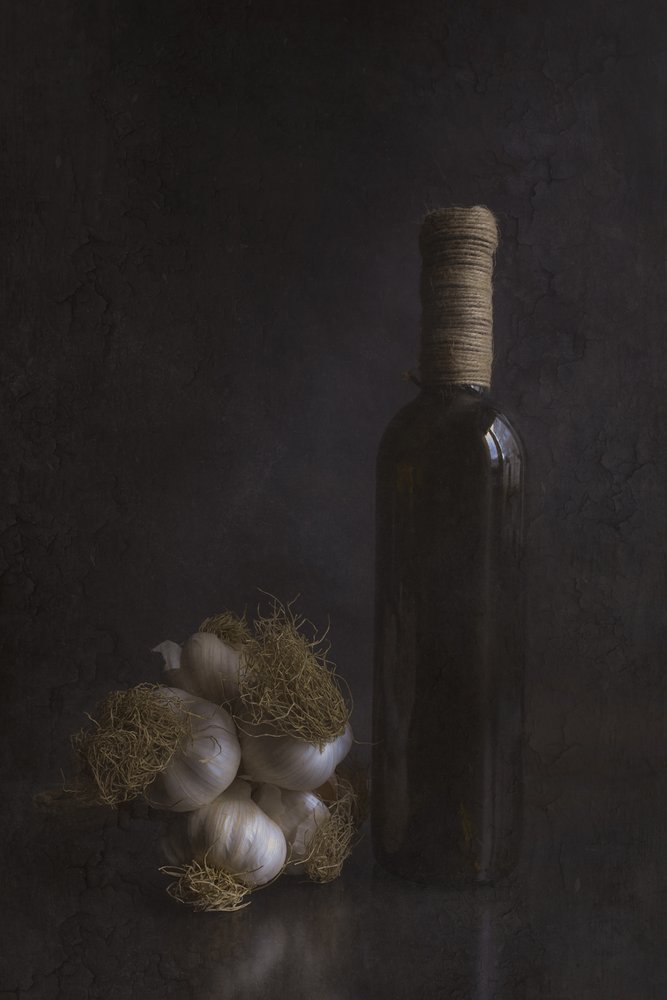 Rustieke knoflook en fles door Cicek Kiral