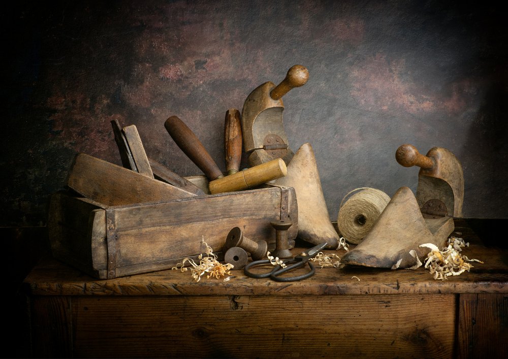 Vintage schoenmakersgereedschap door Denis O Reilly