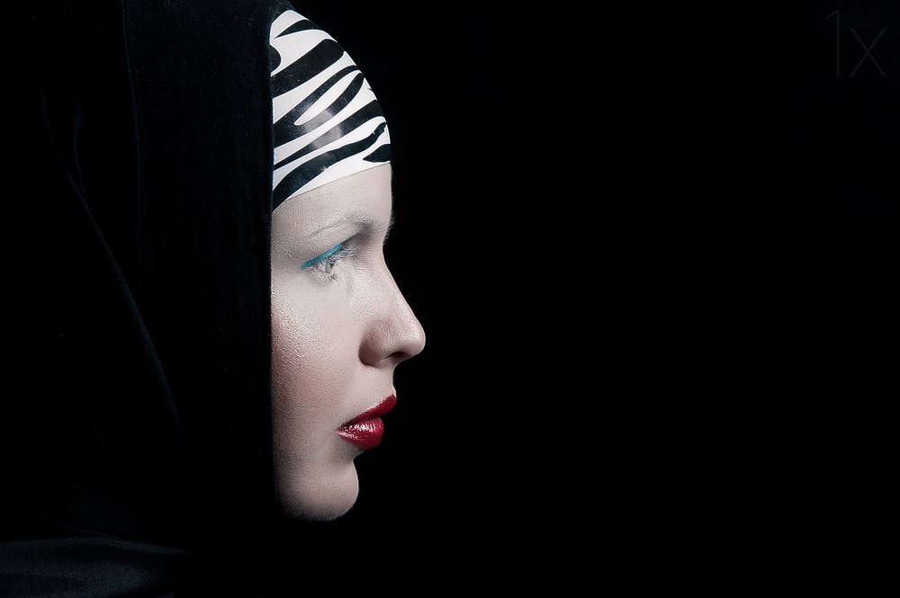 Profiel van een mysterieuze vrouw door Denisa Justusová Šumcová