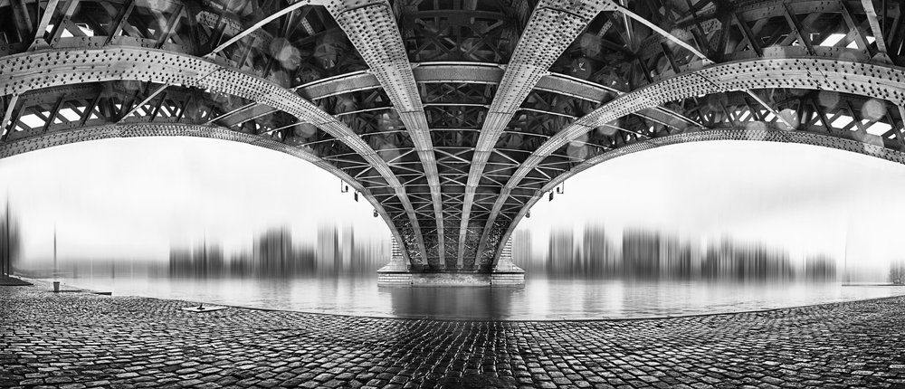 Weerspiegeling op een stalen brug door EM-Photographies