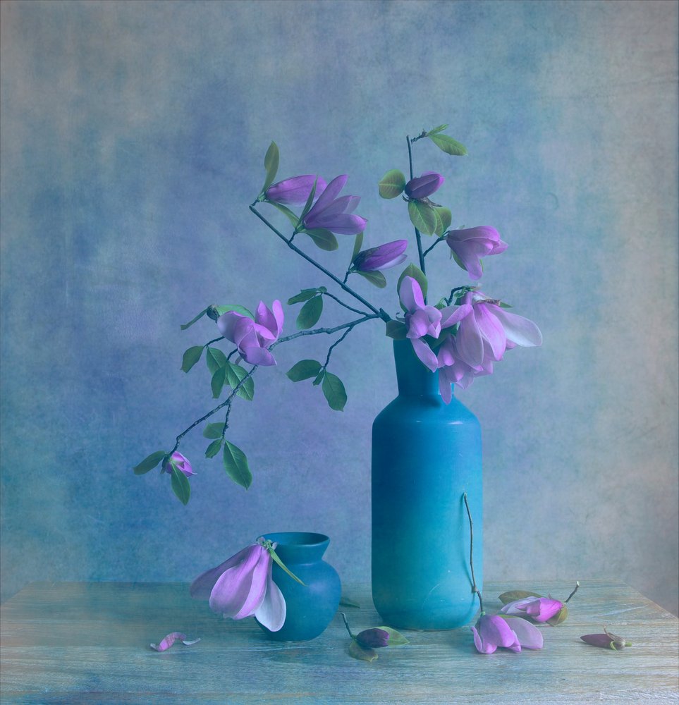 Stilleven met blauwe magnolia door Fangping Zhou